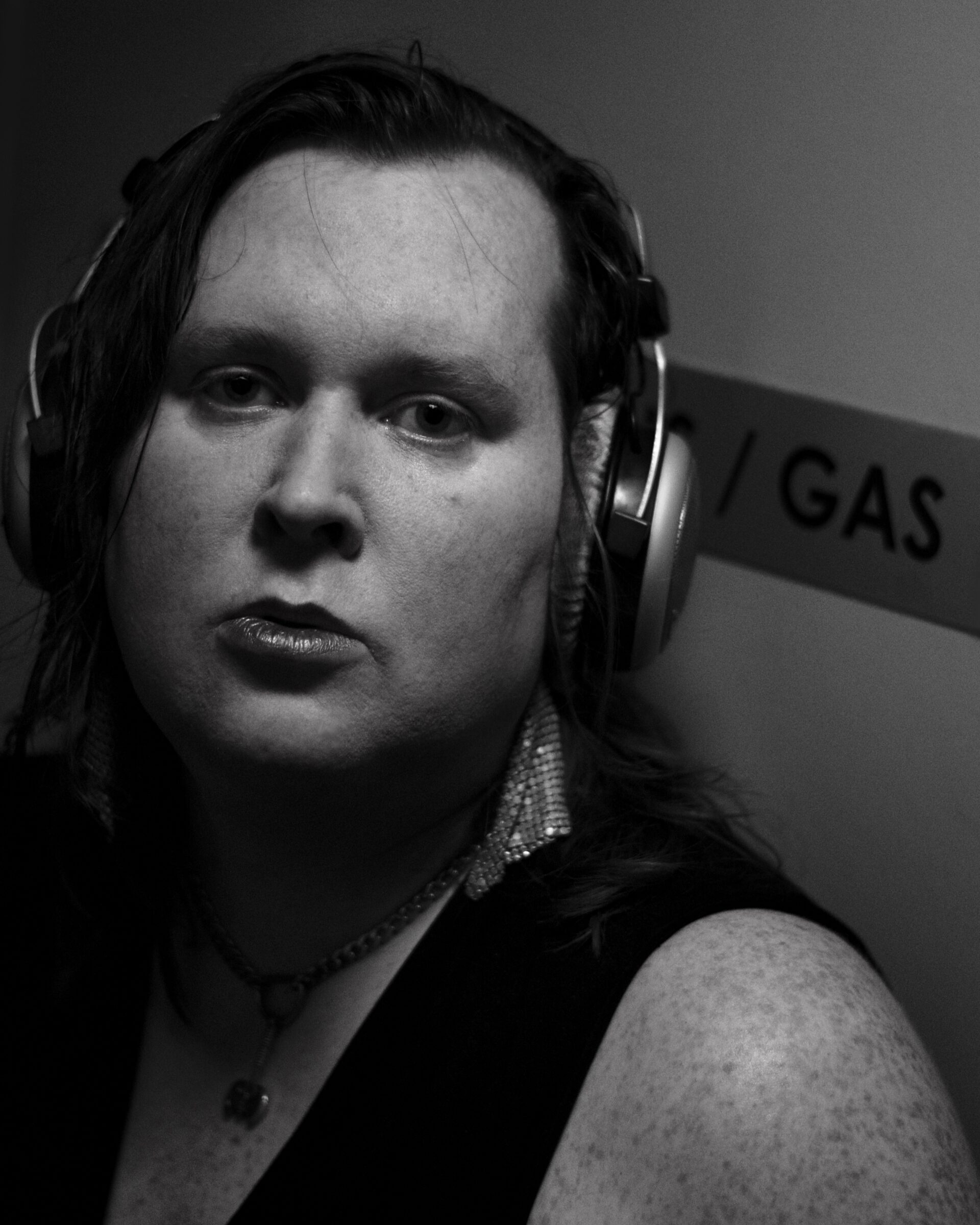 An illustration of MJ O'Neill by Julian Barnsley in tones of blue and yellow.